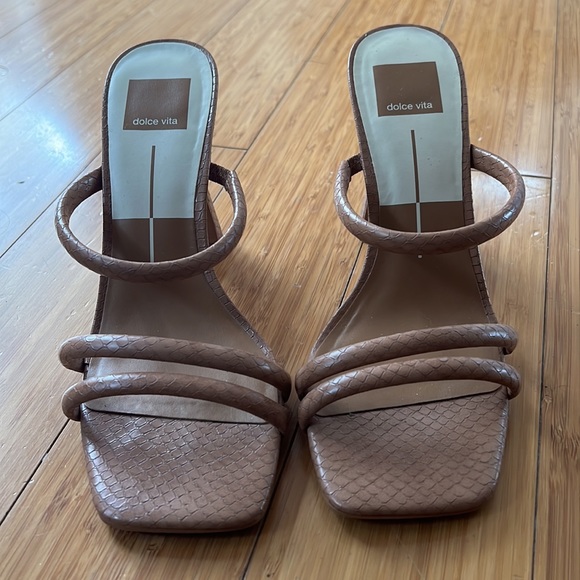 Dolce Vita Fort Heels - Picture 2 of 5